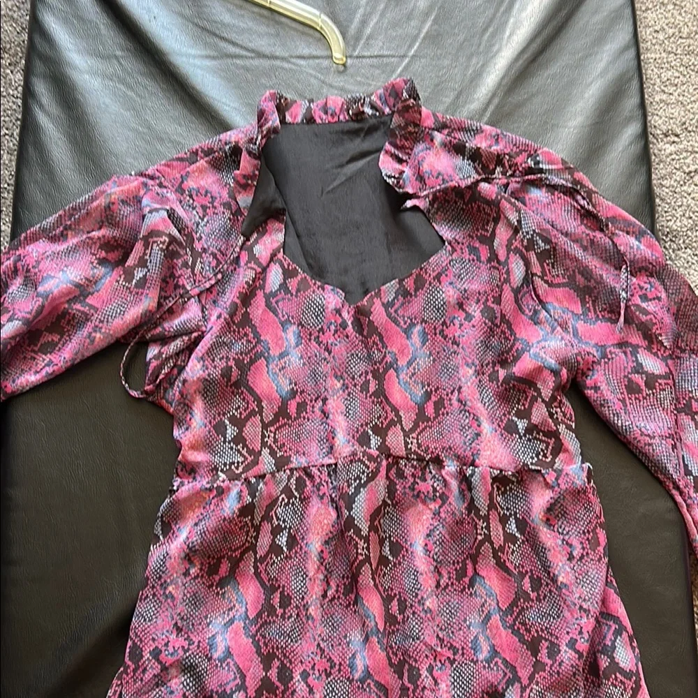 Pink Snake Print Women’s Dress 👗
Boutique. RUNS SMALL more like a MED THAN LARGE - Picture 2 of 4